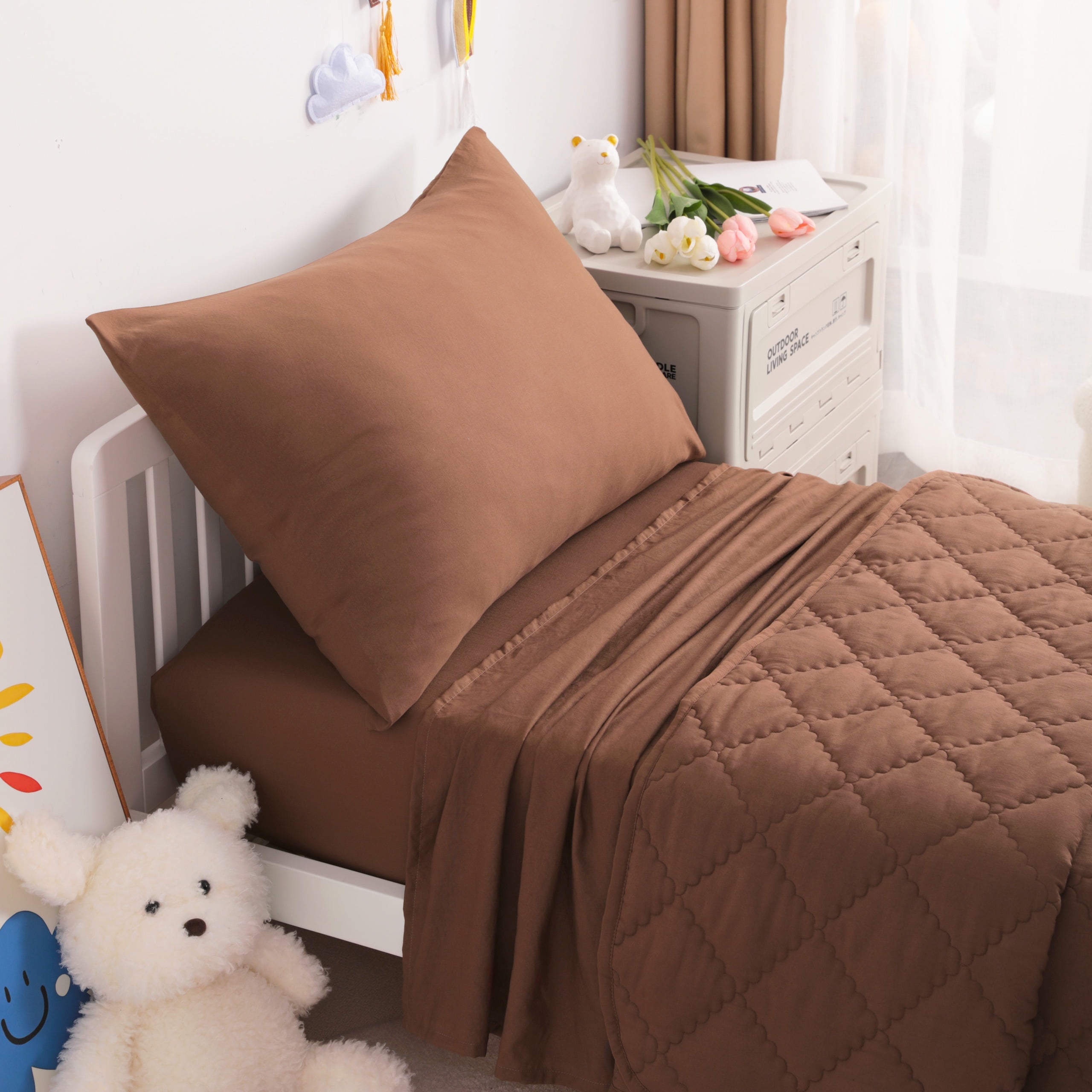Flxxie Microfiber Toddler Bedding Set, Soft and Easy Care Crib Sheet Set, Includes Quilted Comforter, Flat Top Sheet, Fitted Sheet, Envelope Pillow Case for Boys and Girls, Coffee, 4 Pieces