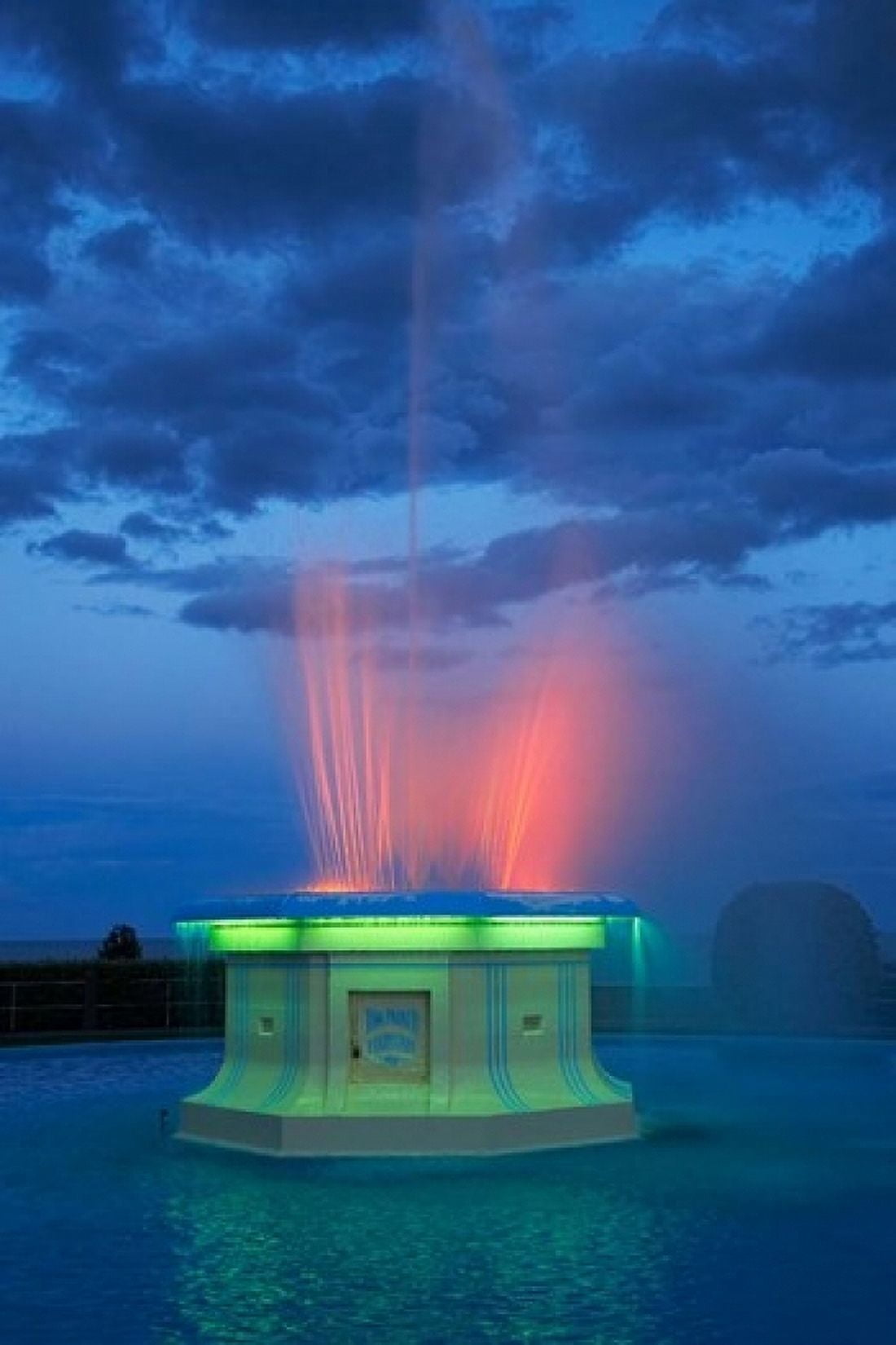 Fountain Marine Parade Napier Hawkes Bay New Zealand Canvas Art - David Wall DanitaDelimont (12 x 17)