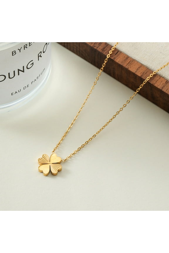 Four Leaf Clover Pendant Necklace for Women, 14K Gold Plated heart clover Necklace, Lucky Simple Dainty Jewelry Gifts for Women, Christmas Valentine's Day Gifts