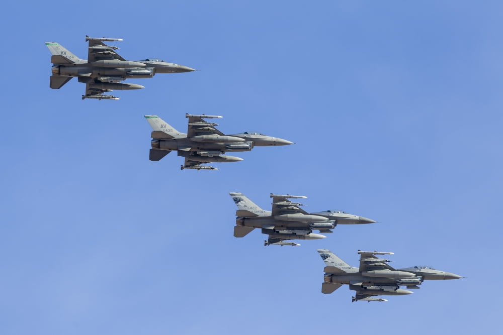 Four US Air Force F-16C Fighting Falcons in echelon formation Canvas Art - Rob EdgcumbeStocktrek Images (17 x 12)