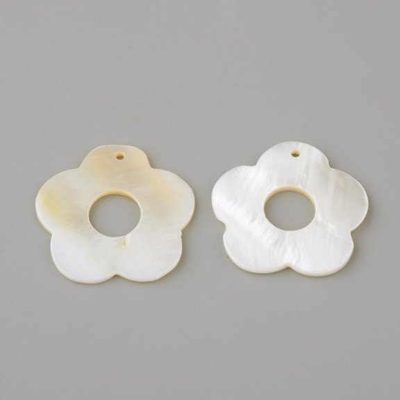 Freshwater Shell Pendants Flower Creamy White 28x28.5x2mm Hole: 1mm
