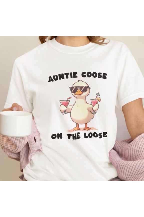 Funny Auntie Goose T-Shirt, Auntie on the Loose Shirt, Cool Aunts Club, Funny Goose Lover Gift for Aunt, Cute Aunt Gift Tee, Gift for Auntie