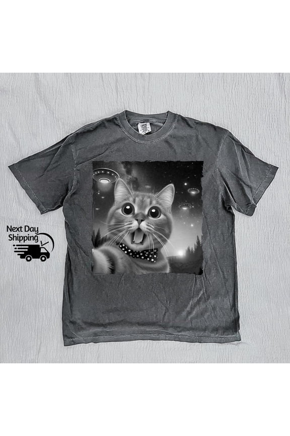 Funny Cat Selfies With UFOs Shirt, Funny Cat Selfie Graphic T-shirt, 90s Shirt, Distressed