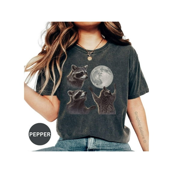 Funny Raccoon Howling at the Moon T-Shirt - Ideal Halloween Gift for Raccoon Lovers!