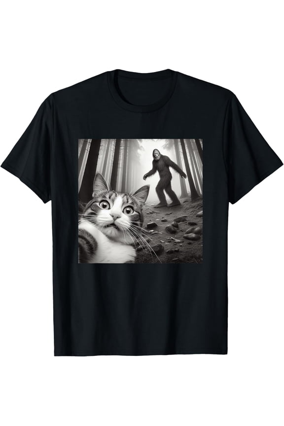 Funny Surprised Scared Cat Selfie With Sasquatsch Bigfoot T-Shirt