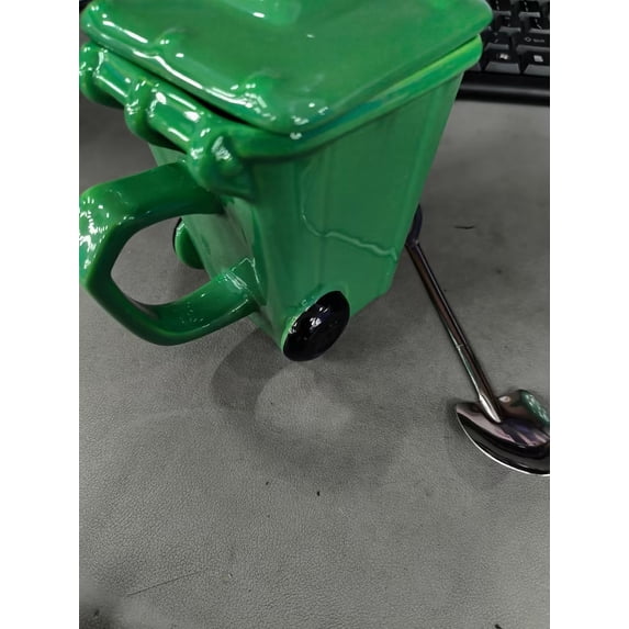 Funny Trash Can Shaped Coffee Mug Ceramic Recycling Bin Cup with Lid ,Novelty Desk Mug for Office Coworkers Home Kitchen, Quirky Conversation Starter Gift for Coffee Tea Hot Cocoa