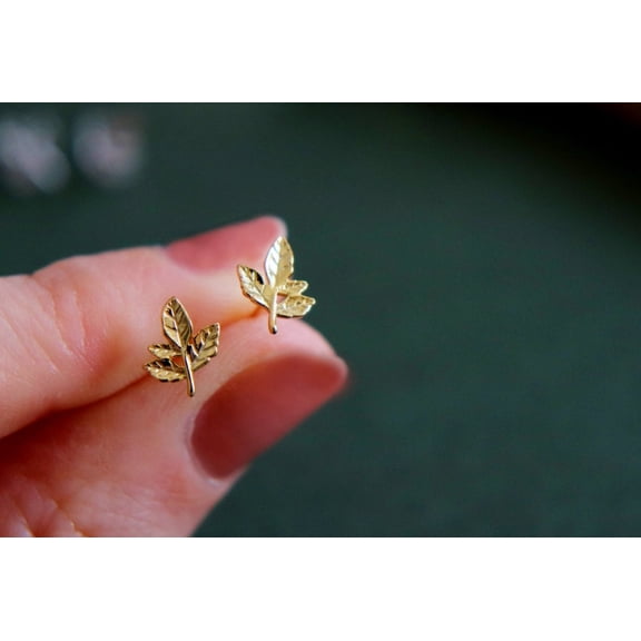 FusionJevel 925 Sterling Silver 18K Gold Plated Leaves Stud Earrings, Small Gold Leaf Earrings, Simple Stud Earrings, Cute Earrings, Nature Inspired Jewelry