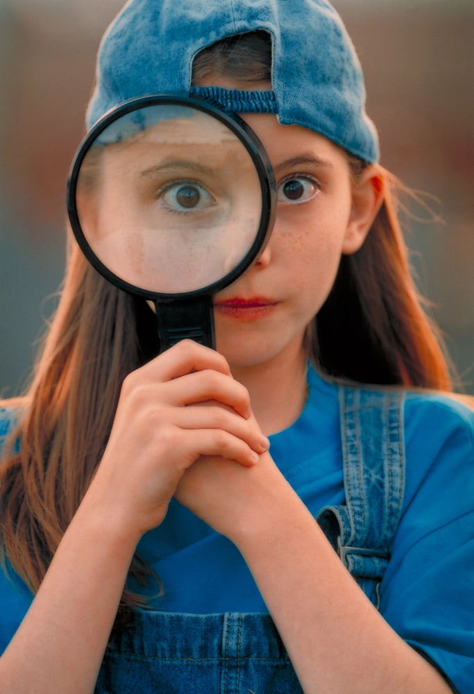 Fv0711 Darwin Wiggett Little Girl Holding Up Magnifying Glass To Her Eye Canvas Art - Darwin Wiggett Design Pics (11 x 17)