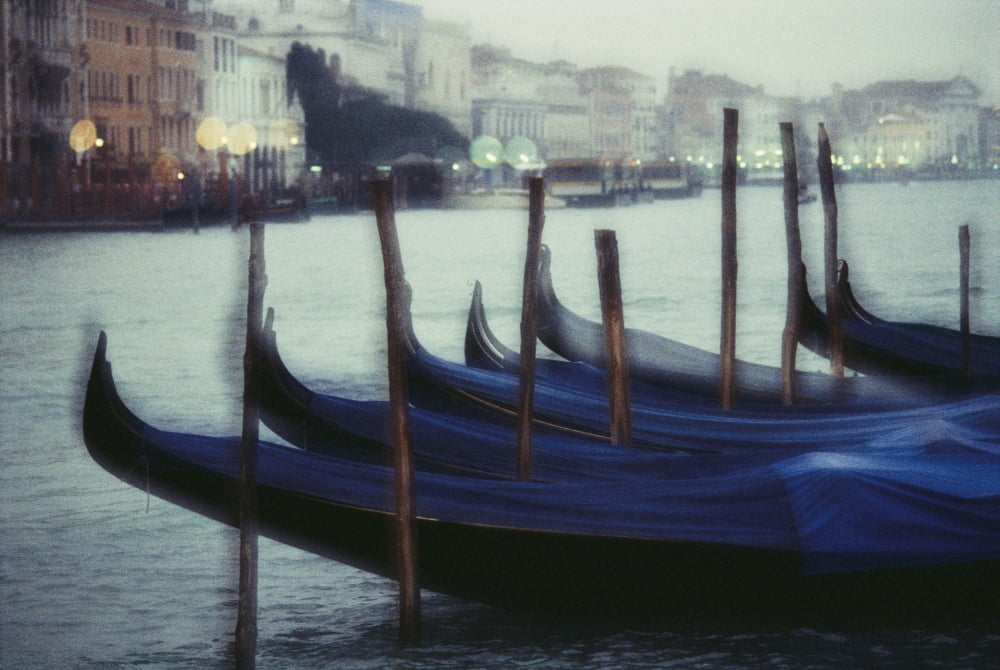 Fv2129 David Nunuk Gondolas In Venice Italy Canvas Art - David Nunuk Design Pics (17 x 11)