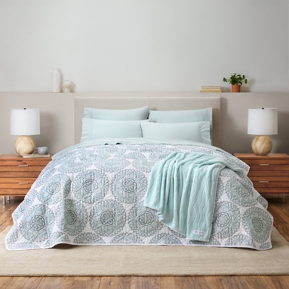 GAIAM Microfiber Quilt - Plain Weave, Soft Brushed Finish, Lightweight & Easy Care, Printed- Twin Mandala Blues