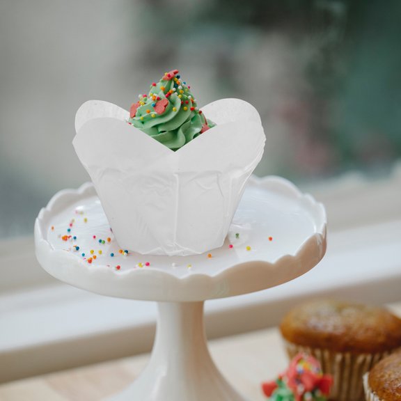 GETAJGHSD 100pcs Bakery Muffin Liners White Greaseproof Lotus Design for Cafeterias