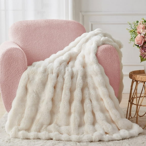 GHOUSE Cute Throw Blanket for Women, Soft Small Blankets Off White Faux Fur Fuzzy Blanket 50x60 Inches for Couch