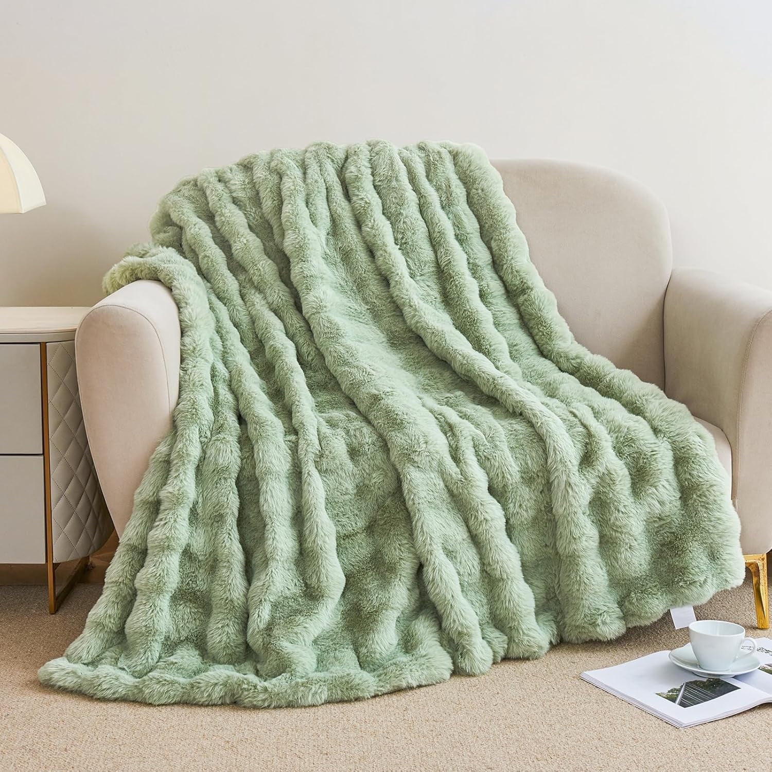 GHOUSE Fluffy Throw Blanket 60x80 Inches Soft Furry Faux Fur Throw Blanket 860GSM Green Blanket for Couch Bed