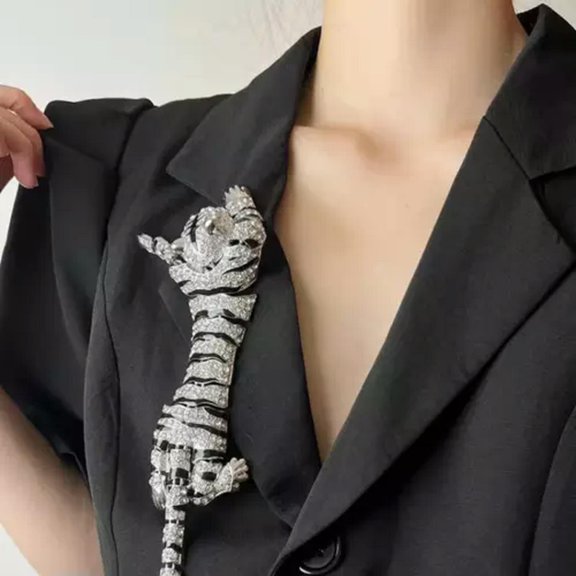 GKNET Vintage Exaggerated Tiger Brooch Fashionable Animal Pin with Movable Joints-silvery
