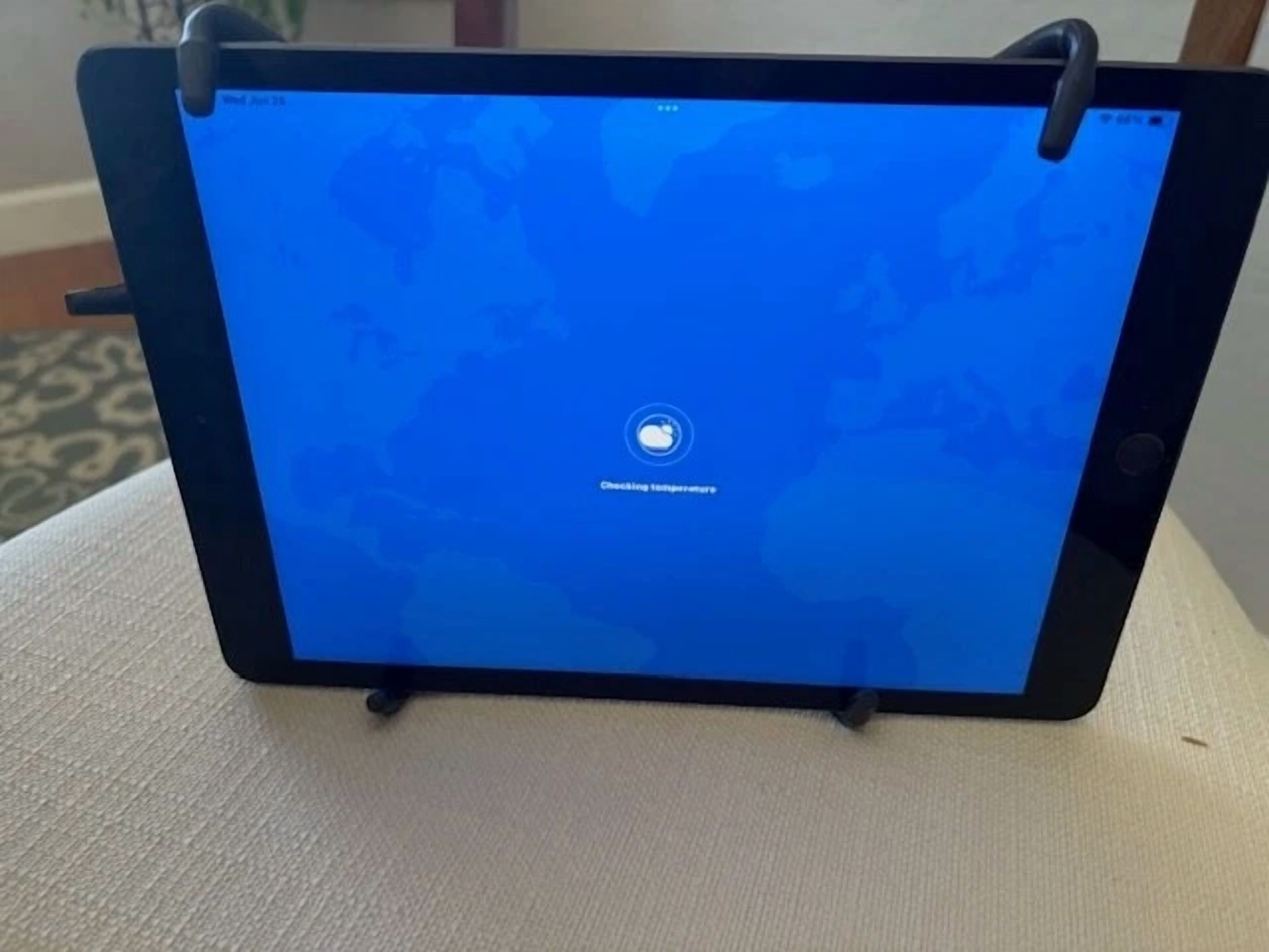 GLEAM- Flexible Ipad Tablet Stand For Home And Car Universal Works With Most Brands