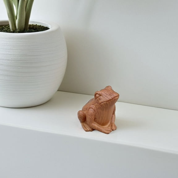 GOOHOCHY Frog Resin Statue Cute Wood Grain Frog Sculpture Outdoor Garden Decor for Lawn Patio Yard Terrarium