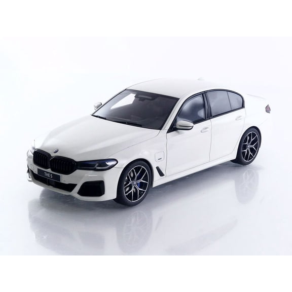 2023 BMW 545e xDrive M Sport Alpine White 1/18 Model Car by GT Spirit