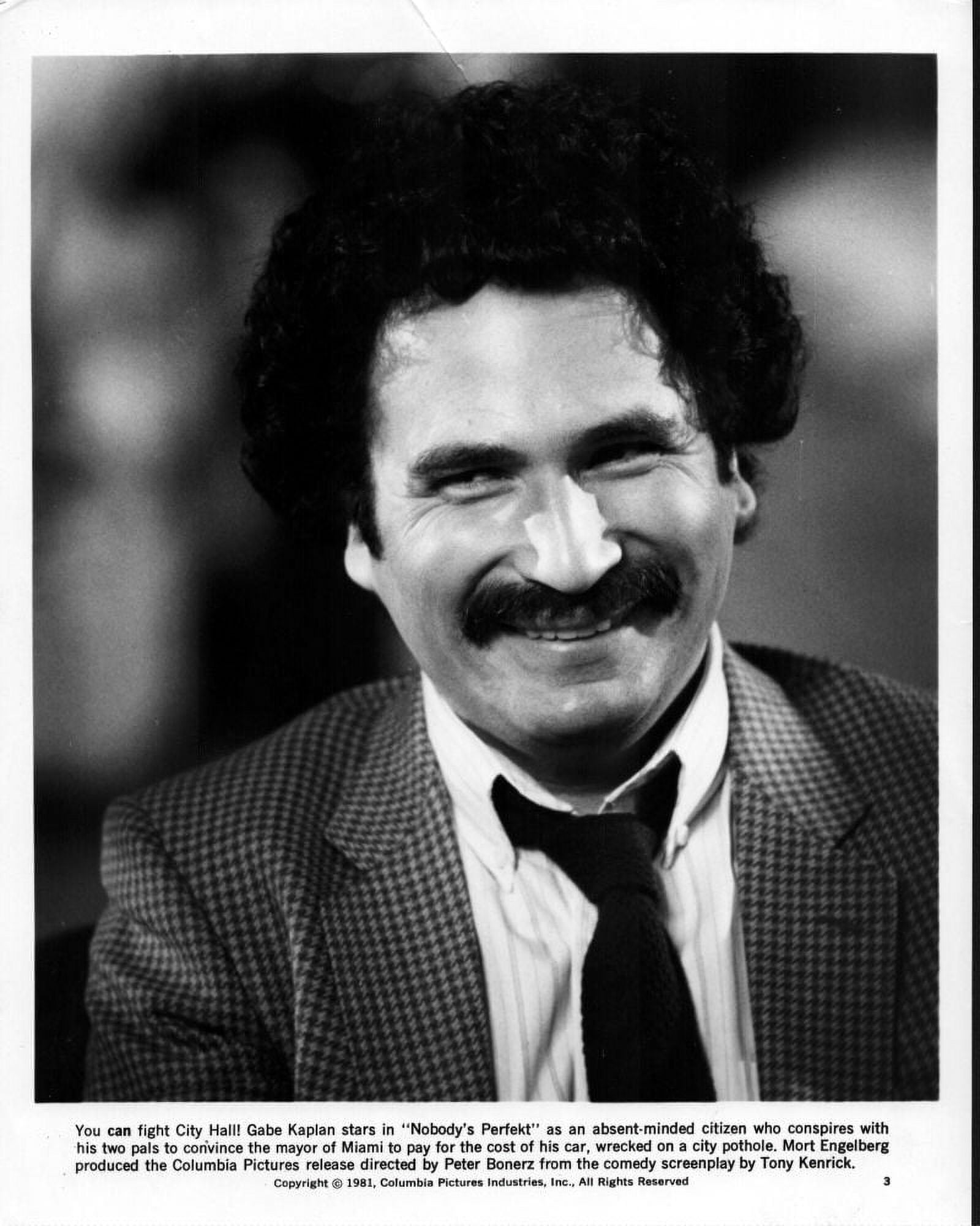 Gabe Kaplan In Nobody'S Perfekt Black And White Photo Print (8 x 10) Item MVM05848 Walmart