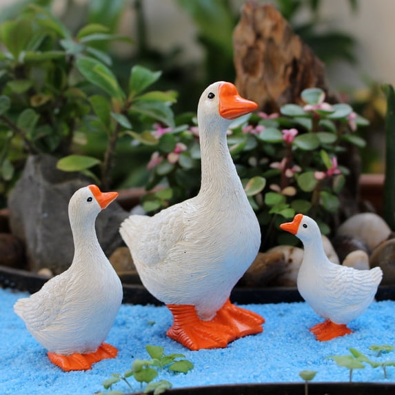 Garden Goose Statue with Gosling, Elegant Resin Figurine for Outdoor Lawn and Yard Decor,Cute Goose Birthday Decorations, Hand-Painted for Mothers