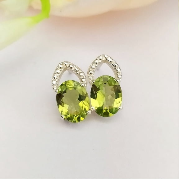 Gaspara Oval Cut Beautiful Peridot Stud Earring For Women's 925 Sterling Silver