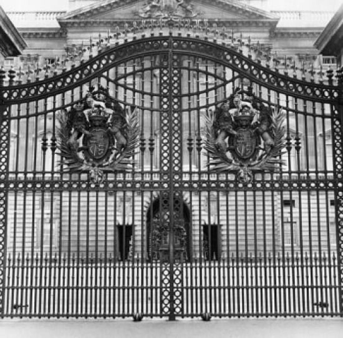 Gate of a palace Buckingham Palace London England Canvas Art - (18 x 24)
