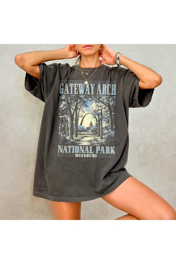 Gateway Arch St Louis Missouri Graphic T Shirt Vintage Landmark Tee, Retro Midwest Travel Shirt Urban Skyline Scenic Apparel Comfort Colors Cotton Unisex T-shirt, Sizies S-3XL