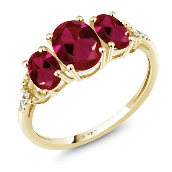 Gem Stone King 10K Yellow Gold Oval Red Created Ruby and Diamond Engagement 3-Stone Ring | 2.02 Cttw | Three Stone Wedding Engagement Anniversary Promise Ring for Women | Size 5,6,7,8,9