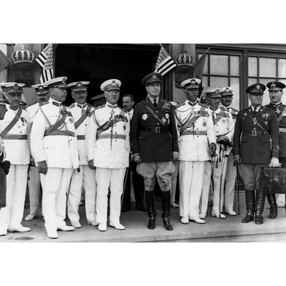General Douglas Macarthur (Center) History (36 x 24)