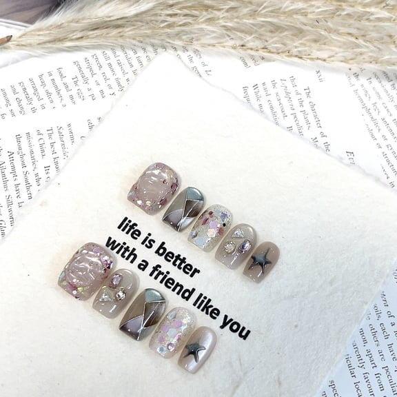 Gentle nude colors are purely hand-worn armor, and the decoration such as star glitters is exquisite and good-looking.