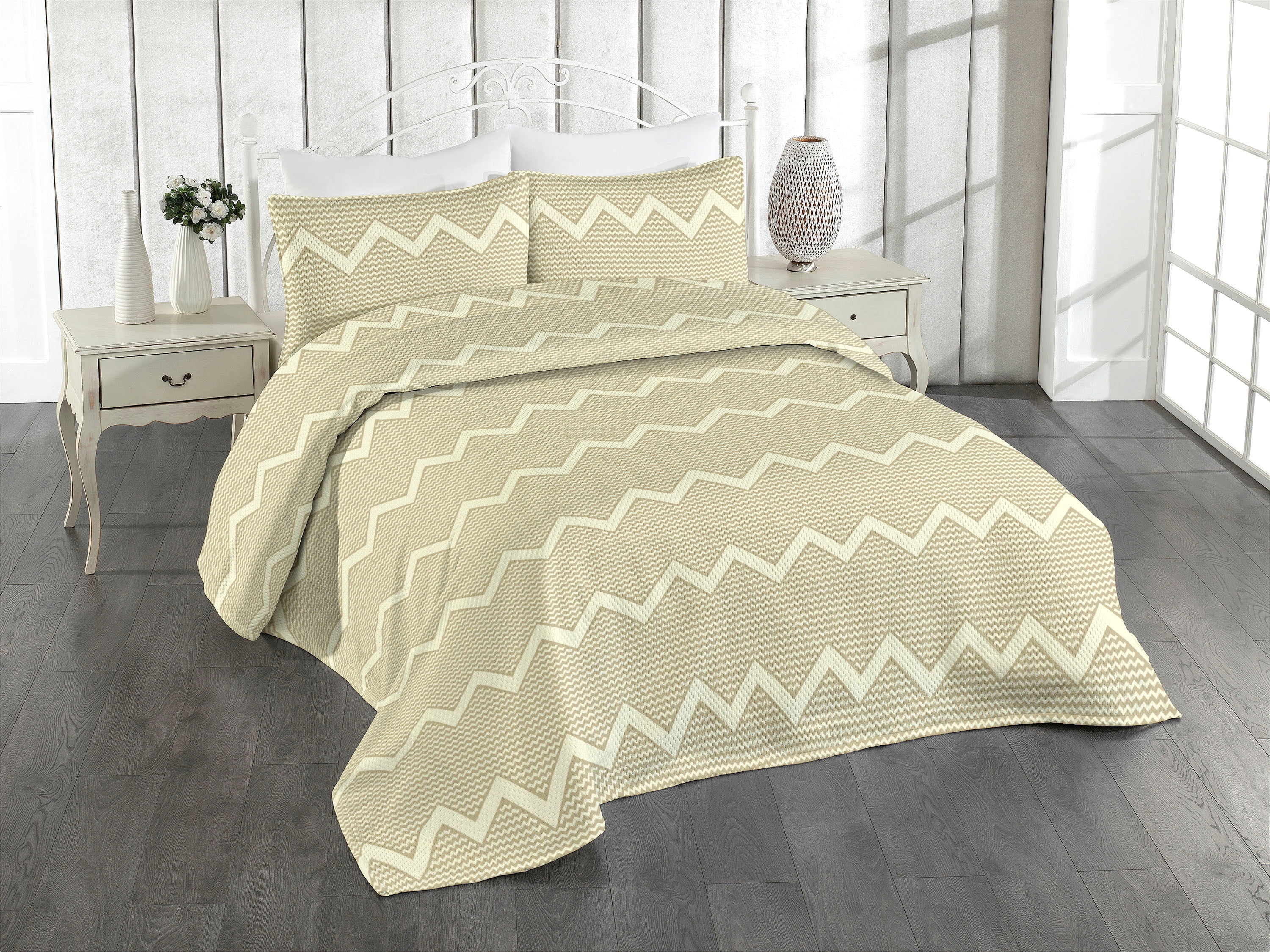 Geometric Coverlet, Chevron Pattern Zigzags Optical Retro Lines Orderly Repeated Design, 3 Piece