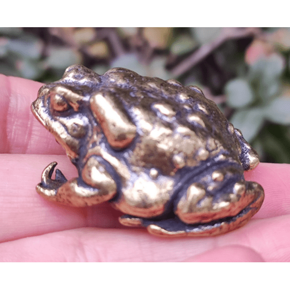 Get 2 pcs Vtgbrasslover Vtg Vintage style gold plate lucky frog Statues Fortune frog statues figure tea pet paperweight mini toys gift fr998