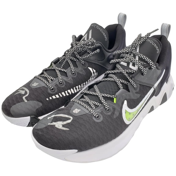 Giannis Antetokounmpo Autographed Black Nike Immortality Shoes Milwaukee Bucks Size 14 Pair Beckett BAS QR 197427