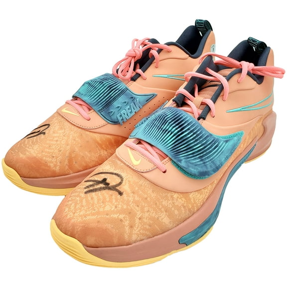 Giannis Antetokounmpo Autographed Crimson Bliss Nike Zoom Freak Shoes Milwaukee Bucks Size 16 Pair Beckett BAS QR 197440