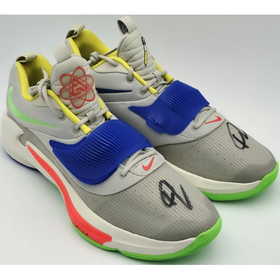 Giannis Antetokounmpo Autographed PRIMARY COLORS Nike ZOOM FREAK 3 Shoes Milwaukee Bucks Size 17 (No Box) Beckett BAS Witness #3W396895 & #3W396896