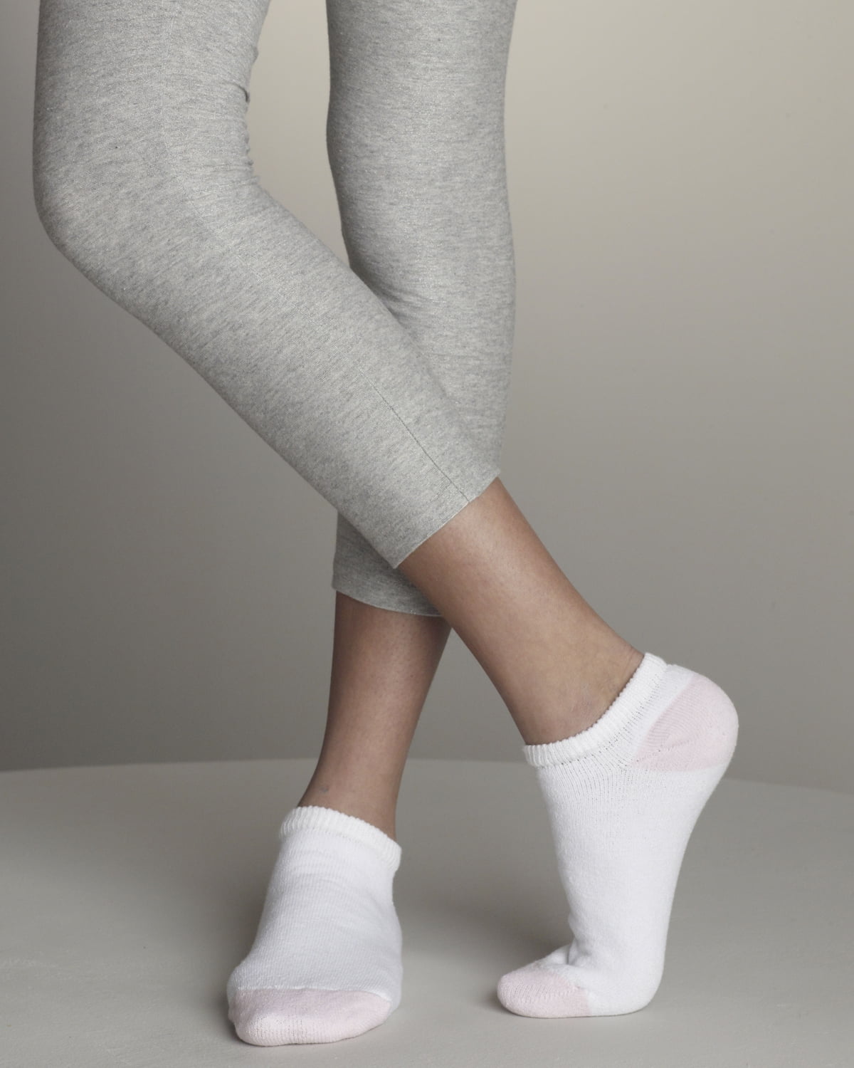 Gildan Girls 6 Pair No Show Socks White Size M