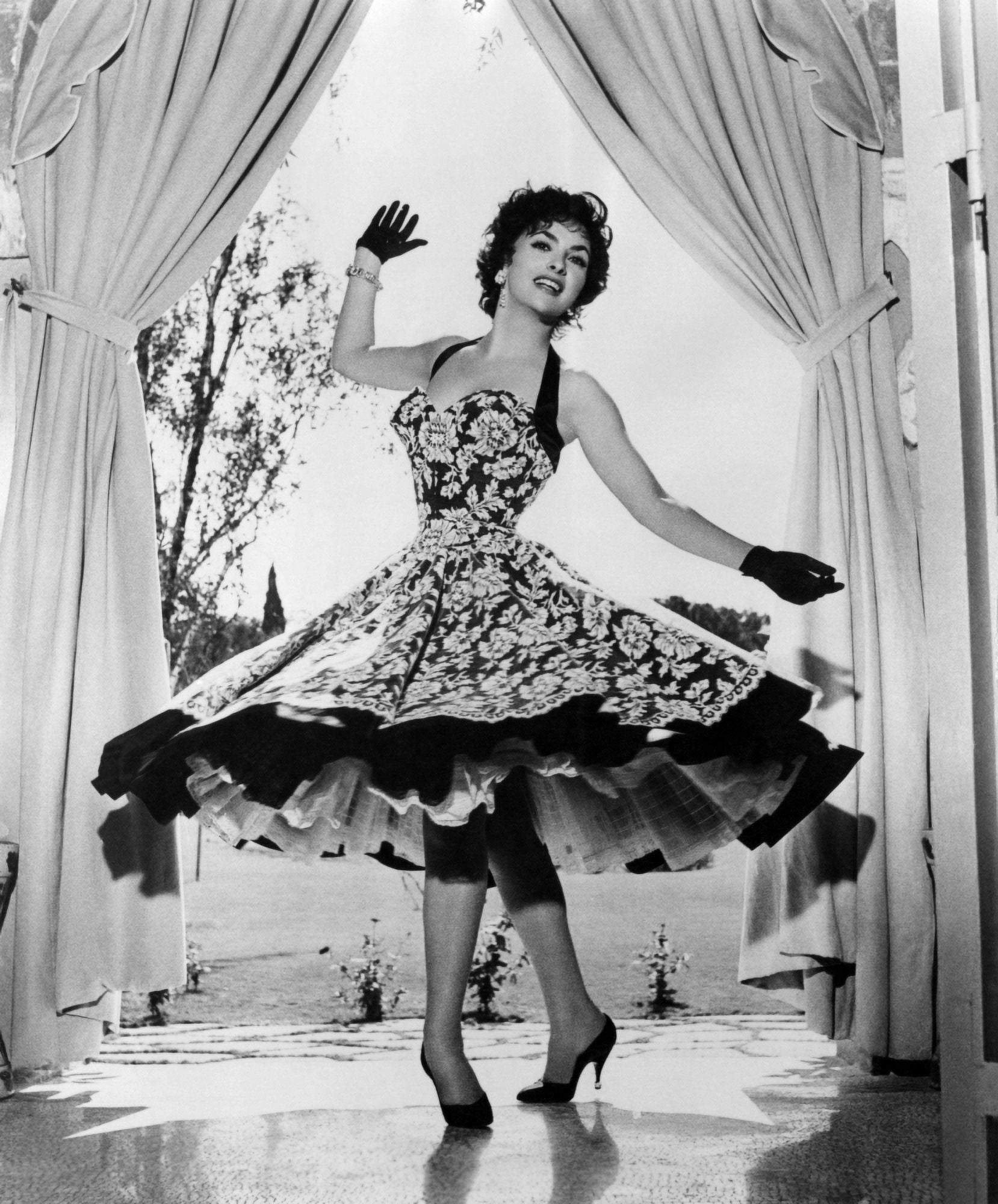 Gina Lollobrigida At Her Villa Near Rome Canvas Art - (16 x 20)