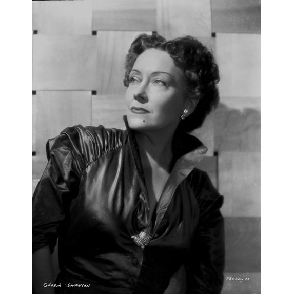 Gloria Swanson posed ni jacket Portrait Photo Print (8 x 10)