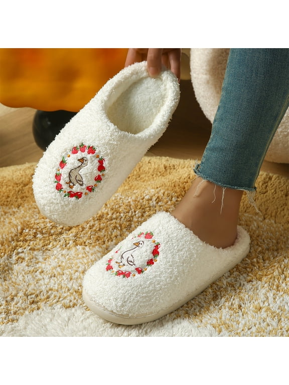 Goose Slippers for Women, Closed Toe Sherpa House Shoes with Strawberry Wreath Embroidery, Cottagecore Flat Non-Slip Bedroom Indoor Outdoor Mule Slippers Gifts