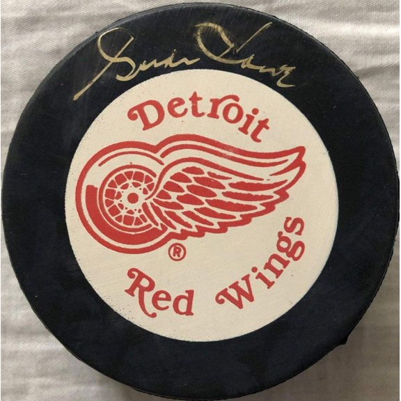 Gordie Howe autographed Detroit Red Wings puck UDA