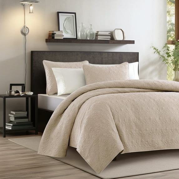 Gracie Mills Sandy Reversible Cottage-Inspired Quilt Set - GRACE-3470