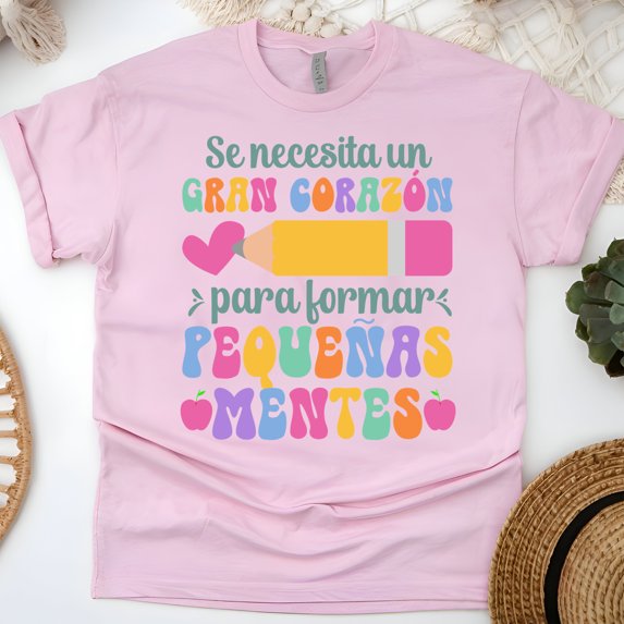 Gran Corazón Pequeñas Mentes T-Shirt – Spanish Teacher Appreciation Shirt, Light Pink, Size 5XL