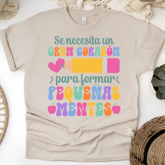Gran Corazón Pequeñas Mentes T-Shirt – Spanish Teacher Appreciation Shirt, Sand, Size 2XL