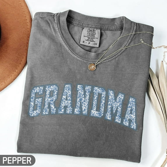 Grandma T-Shirt – Vintage Floral Toile Print Tee, Cute Cotton Gift for Grandmother, Aesthetic Granny Shirt for Women