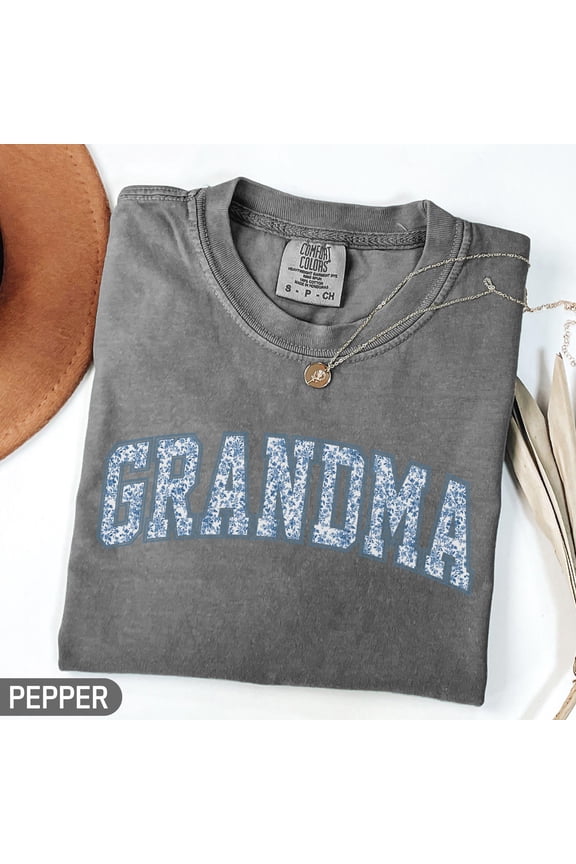 Grandma T-Shirt – Vintage Floral Toile Print Tee, Cute Cotton Gift for Grandmother, Aesthetic Granny Shirt for Women