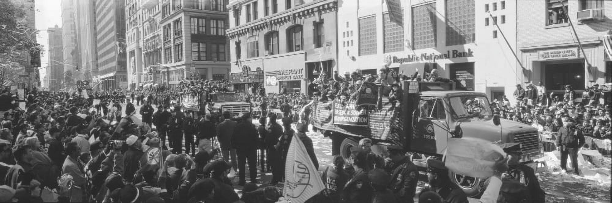 Grayscale Parade for 1998 World Series Champions NY Yankees New York Canvas Art - Panoramic Images (27 x 9)