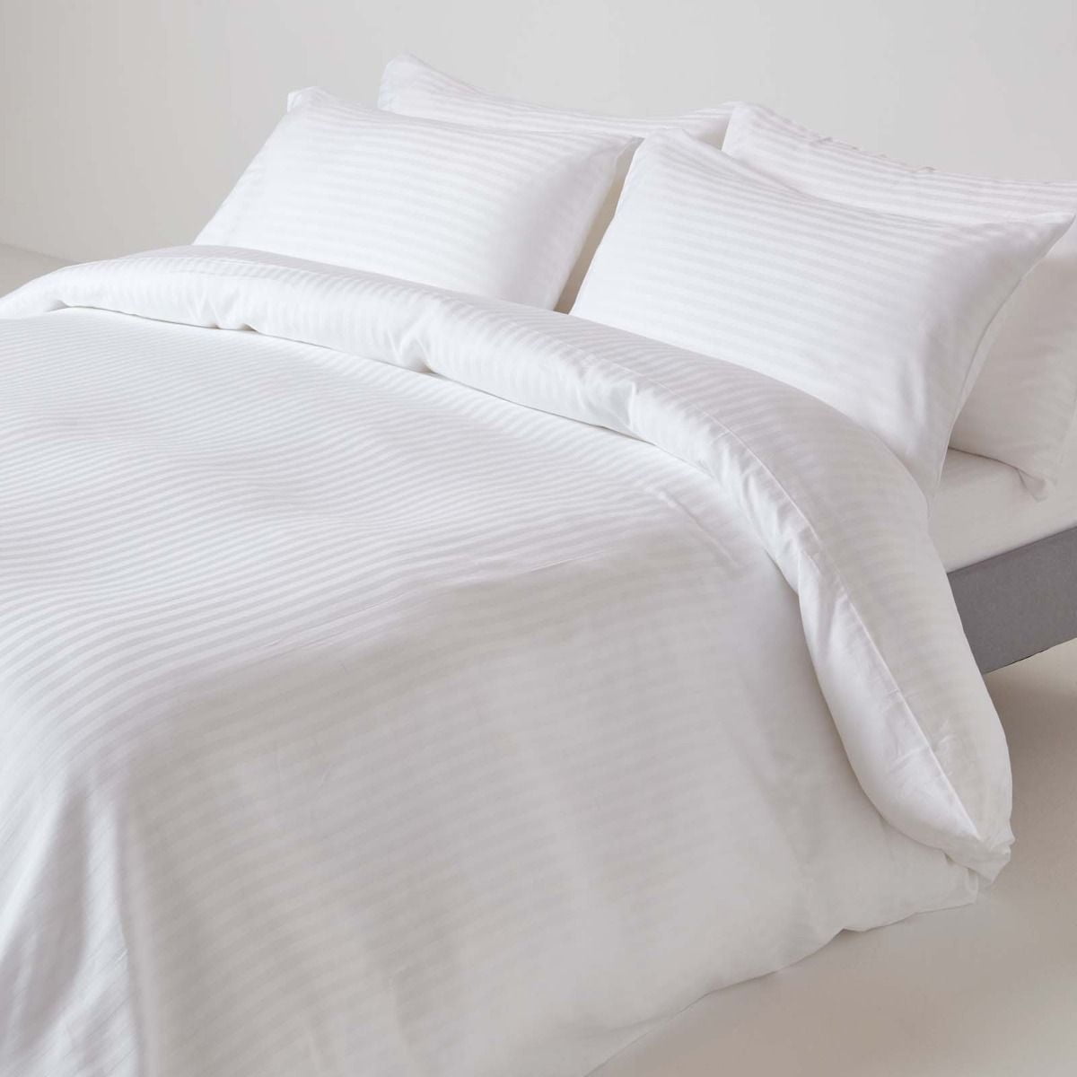 The Great American Store Lightweight Microfiber King/Cal King Size Duvet Cover Set With Zipper Closure Stripe White Soft And Comfrotable Comforter Cover and Pillow Shams