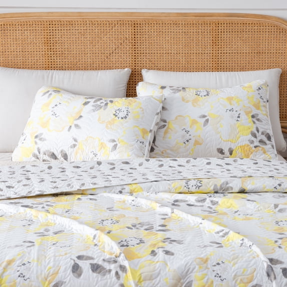 Great Bay Home All-Season Reversible Reversible Quilt Set With Shams (King, Helene - Yellow)
