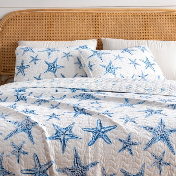 Great Bay Home Coastal Beach Reversible Reversible Quilt Set With Shams (King, Trinidad - Blue)