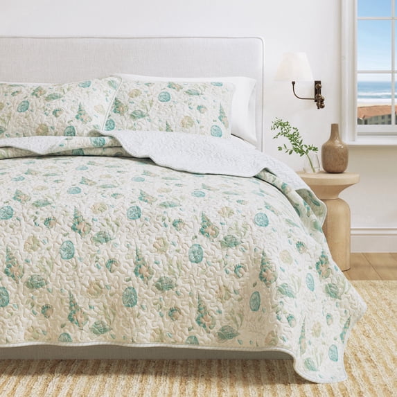Coastal Quilt Set - Lightweight, Soft, All-Season - 2-Piece Reversible Seashell Bedding Set (Twin / Twin XL, Shells)