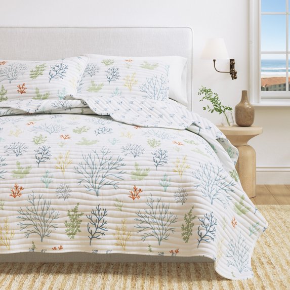 Coastal Quilt Set - Lightweight, Soft, All-Season - 3-Piece Coral Reversible Bedding Set (Full / Queen, Pastel Coral)